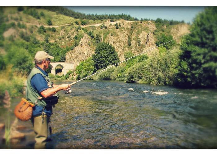 Pêche à la truite sur l'Allier au bord du camping