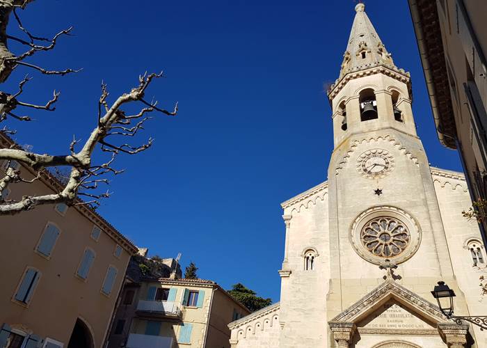Eglise Saint-Etienne de Saint-Saturnin les Apt et ciel bleu d'hiver