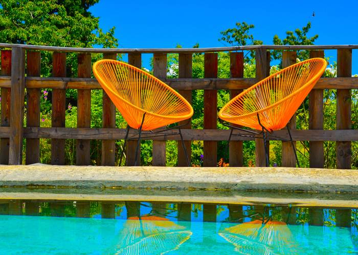 Au bord du bassin de la Bastide du Claus