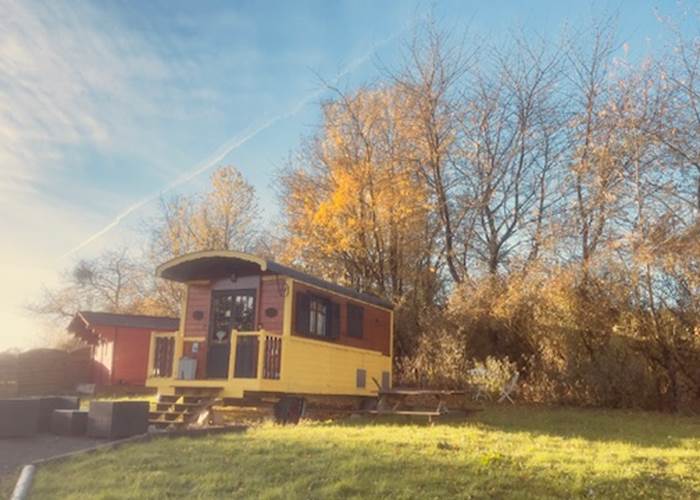 roulotte-andy-vue-nature-domaine-des-droles-de-dames-buding-lorraine.jpg -Vue sur la roulotte Andy et la campagne lorraine au Domaine des Drôles de Dames