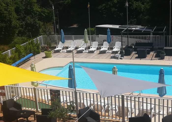 La piscine vue de la terrasse du bar