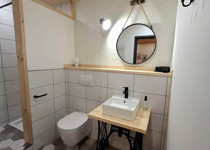 Salle de bain 3 - Douche + wc + lavabo