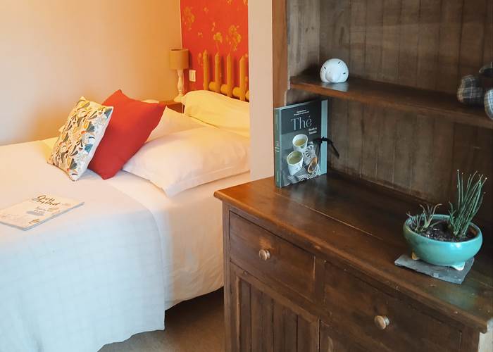 Dans la chambre - chambre d'hôtes l'Éphémère à Limoges