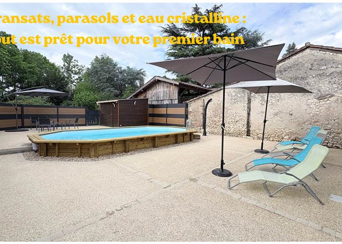 Piscine - transats - salon jardin - parasol