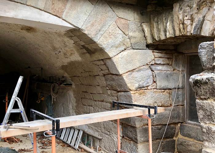 La voûte de la "crypte" du Château de Saint-Chamarand reprend vie!