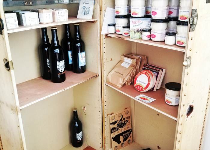 une vieille malle de voyage transformée en boutique !!