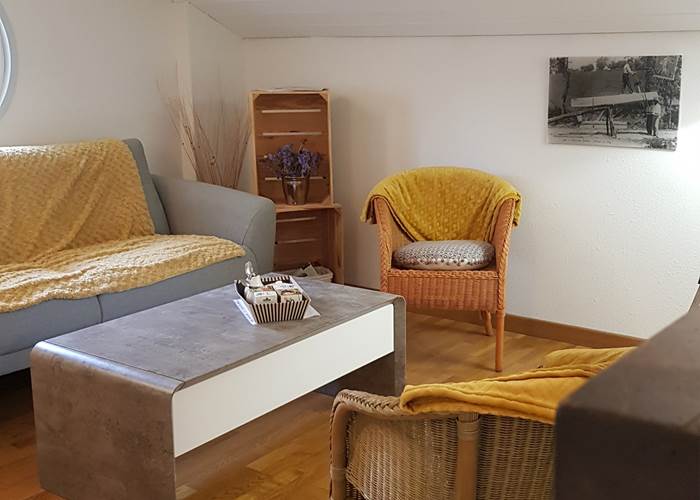 Salon avec table adaptable en hauteur pour un meilleur confort
