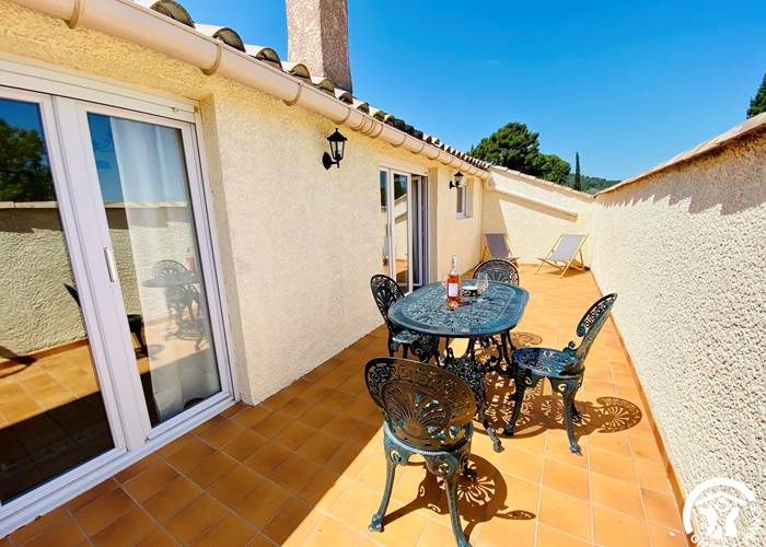 Détente sur la terrasse du gîte "Le Coq du Nord-Mailhac"