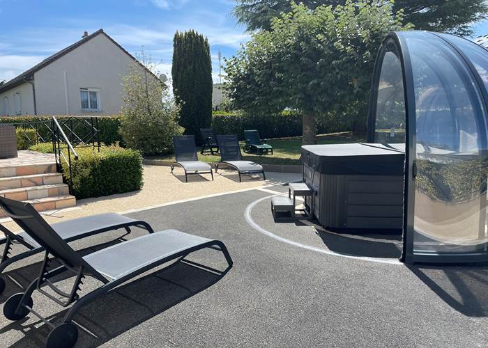 Jacuzzi et détente au soleil