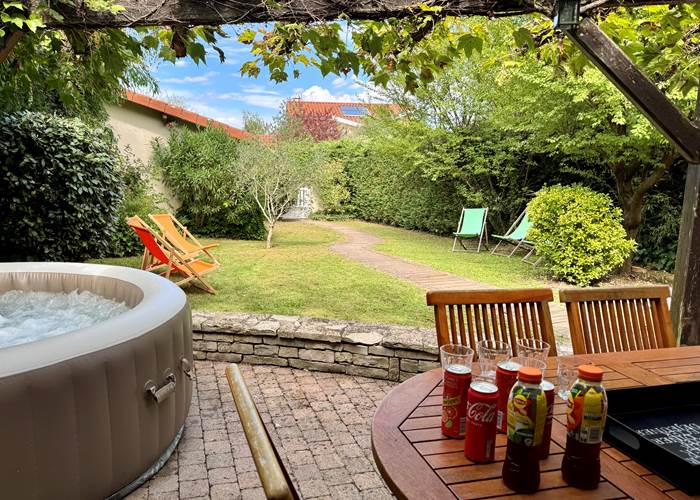jardin-jacuzzi-maison-vacances-nature-charly-region-lyon