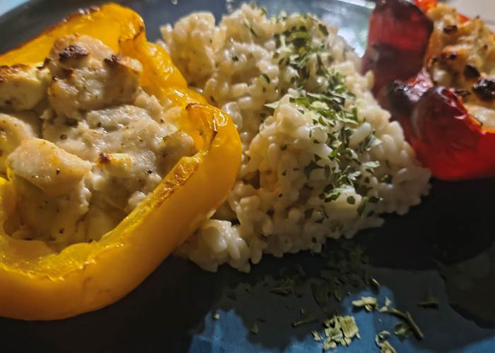 Poivrons farcis au poulet, feta et touche de chorizo : une recette maison colorée et pleine de saveurs.
