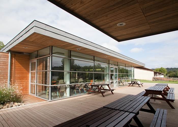 Salle de restauration de la base de loisirs