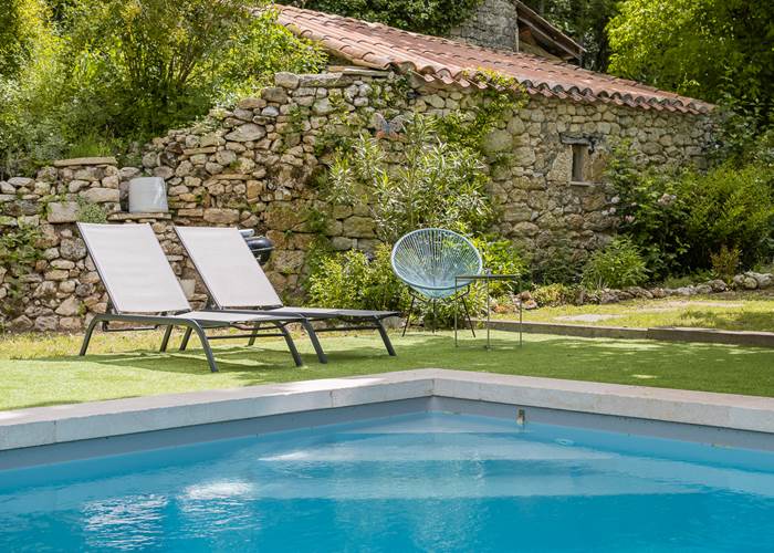 Ambiance estivale autour de la piscine du Domaine Sainte Raffine