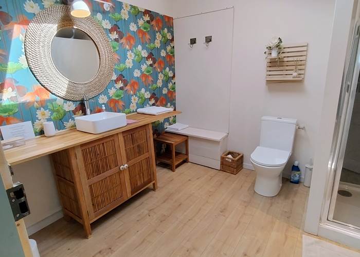 Salle de bain studio-douche 90x90 - WC - Lavabo - Séche-cheveux