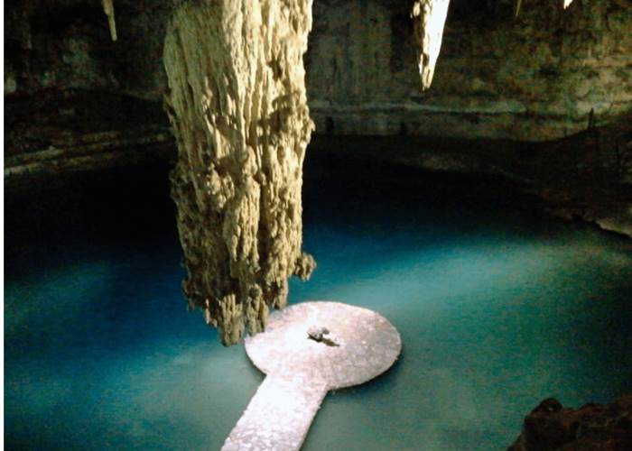 un cenote au mexique , ce trou rempli d'eau fraiche , qui était un lieu de culte pour les Mayas