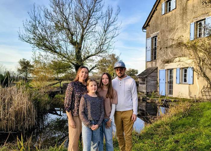 portrait-famille-caby-saisonnee-maison-hotes-accueil-familial-aveyron.jpg