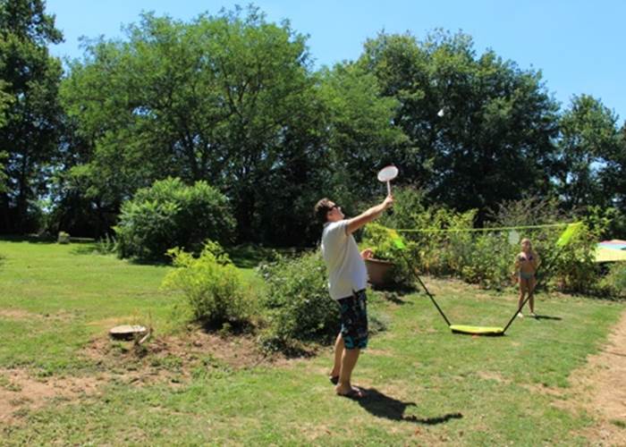 Match de badminton dans le jardin