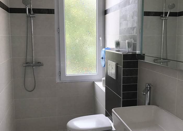 Hotel_de_la_plage_quineville_2_étoiles_salle_de_bain_rénovée