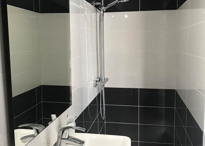 Hotel_de_la_plage_quineville_2_étoiles_salle_de_bain_rénovée