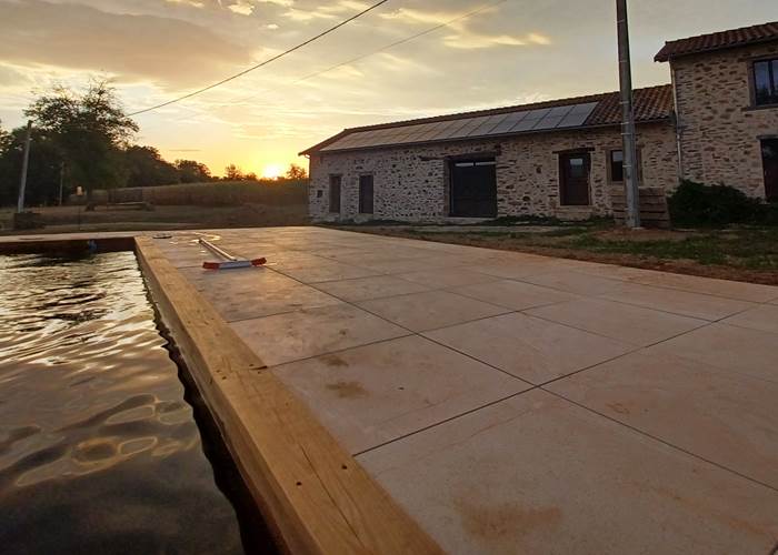 Couché de soleil dans la piscine