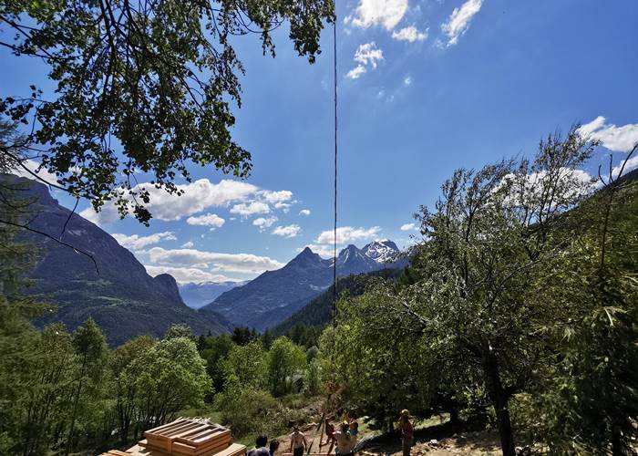 Héliportage sur site des charpentes et modules des cabanes