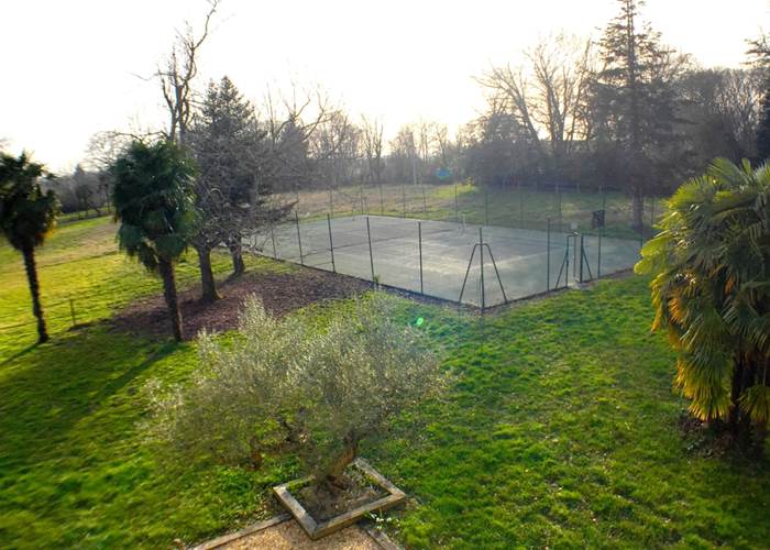 Le terrain de tennis