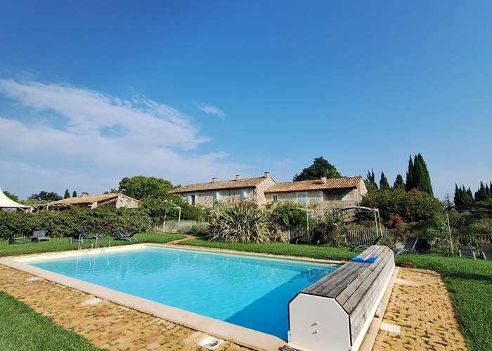 Détente au bord de la piscine