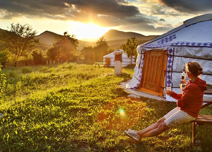 Magnifique vue sur les montagnes au coucher du soleil