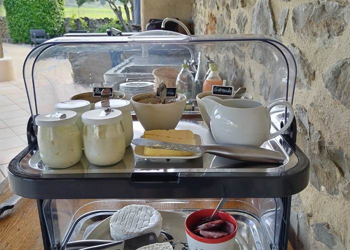 Petit-déjeuner local et maison aux chambres d'hôtes du Le Coq du Nord-Mailhac