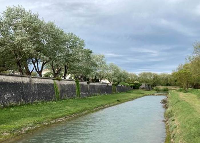 Promenade le long des remparts en bas de MaisonMer