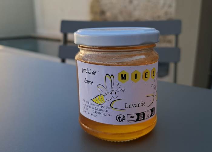 Pot de miel de lavande d'un apiculteur local servi au petit-déjeuner des Gîtes de Monte Blanco à Montblanc, près de Béziers dans l'Hérault.