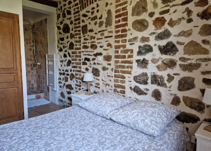 Chambre et sa salle de douche...