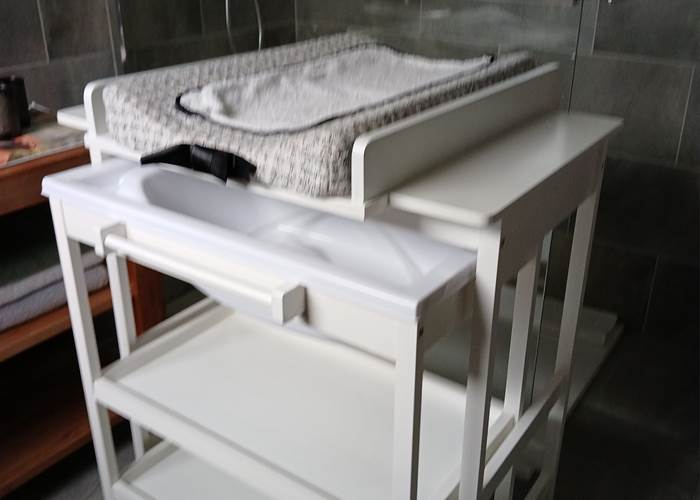 table à langer et baignoire bébé au Loft du Renard