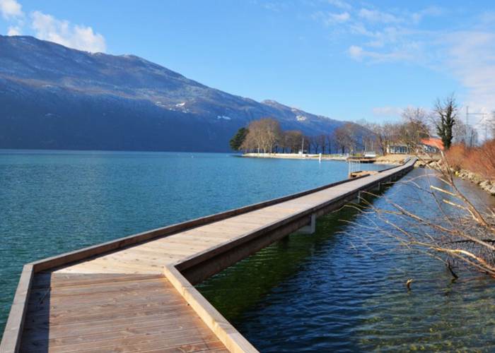 Promenade au fil de l'eau au bord du lac du Bourget à Aix-les-Bains