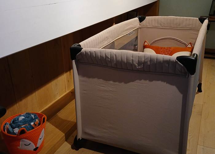Lit bébé avec matelas au Loft du Renard