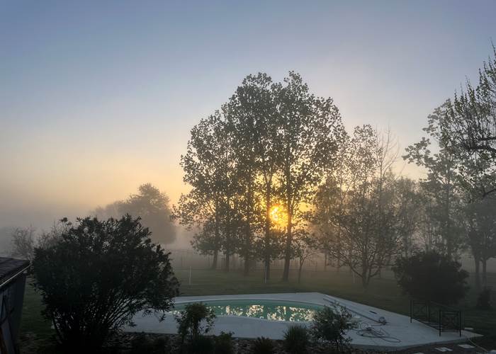 Lever du jour ensoleillé sur la piscine et le parc