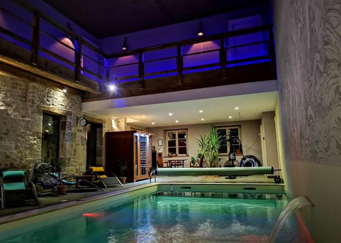 plongez dans une expérience de détente absolue à notre piscine intérieure