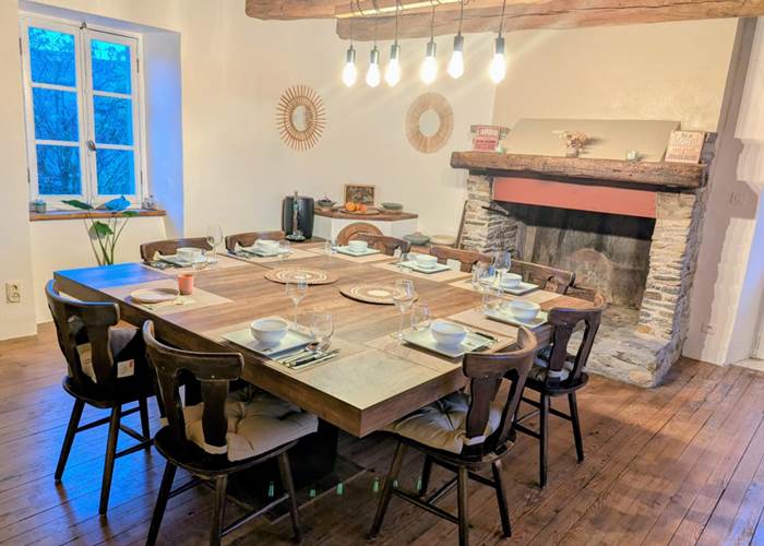 table-hotes-saisonnee-cheminee-repas-chaleureux-campagne-centres-aveyron.jpg