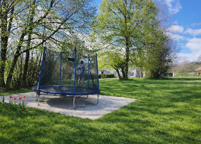 Trampoline extérieur – gîte groupe Ain