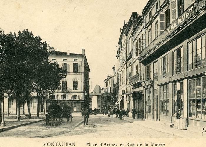 La Place d'Armes en 1910 avec le Musée Ingres au fond de la rue...