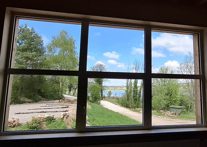 Fenêtre panoramique avec vue sur le lac