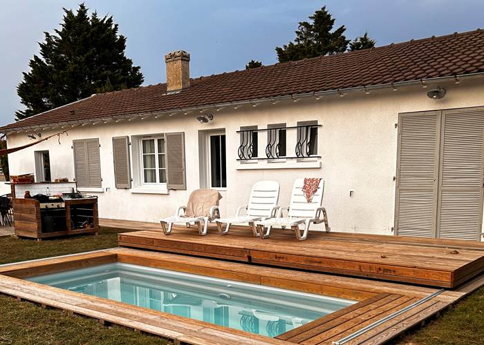 L'espace piscine et sa terrasse en bois