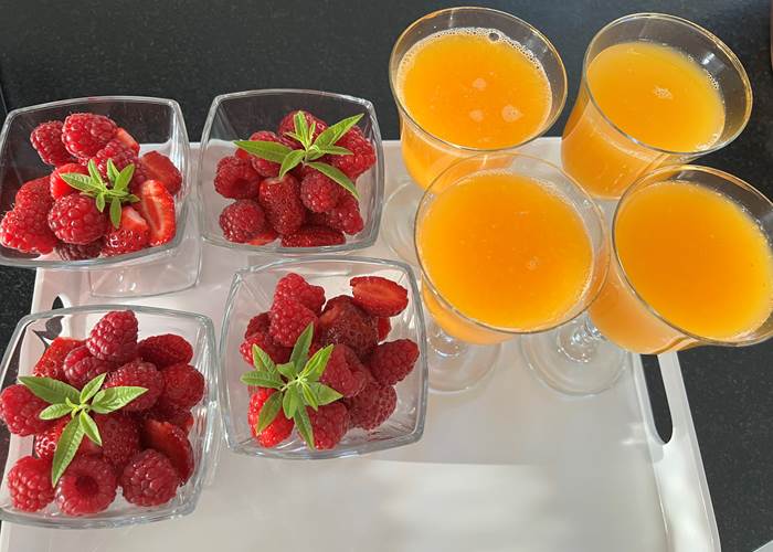 Fruits rouges et jus d'orange frais