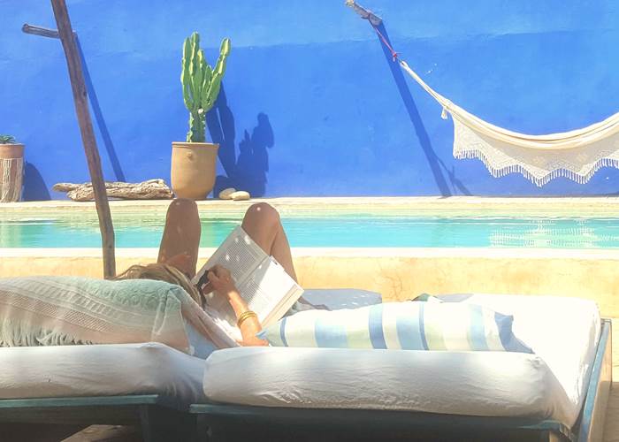riad baoussala - lecture à la piscine