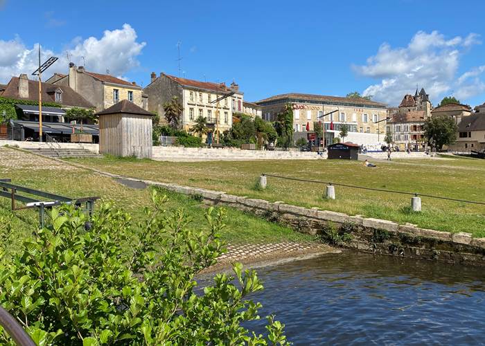 vue-quai-cyrano-bergerac-dordogne-riviere