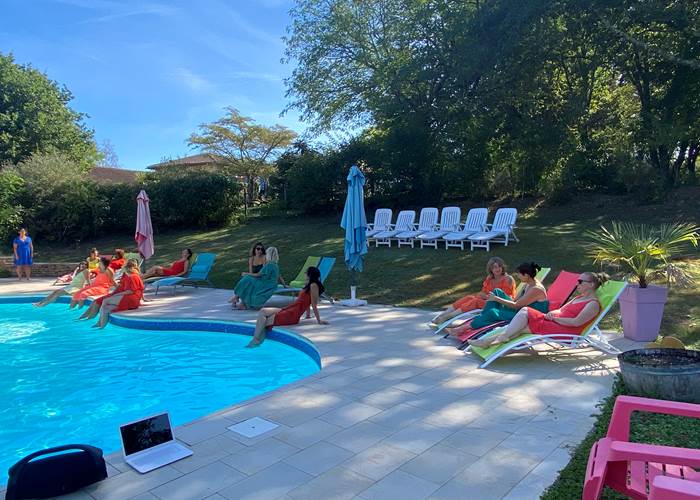 Stage de danse répétitons au bord de la piscine des gîtes