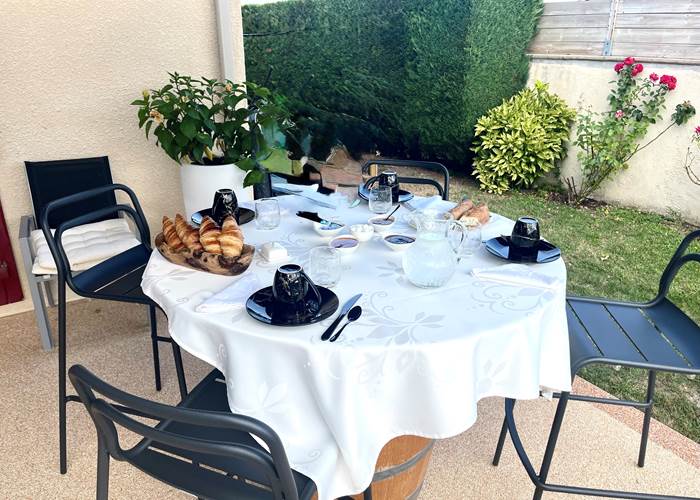 petit-dejeuner-exterieur-viennoiseries-cafe-jardin_mas-des-anges_soussans-margaux.jpg
