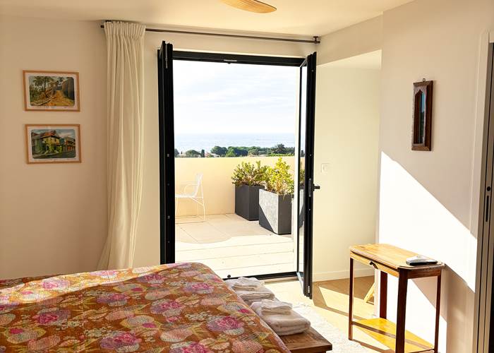 lit et fenetre chambre jaune