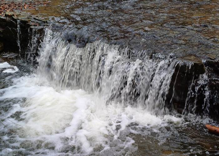 Une des nombreuses cascades de la promenade