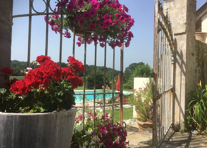 looking through the courtyard gates / regarder à travers les portails de la cour